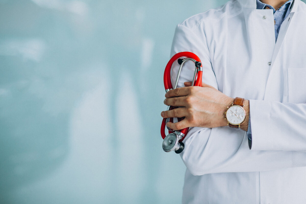 jeune-beau-medecin-dans-peignoir-medical-stethoscope-1200x800.jpg