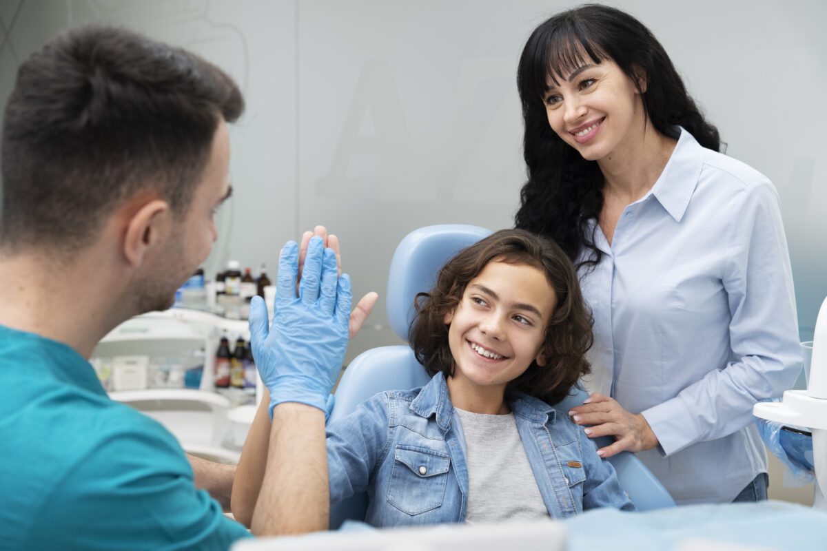 gros-plan-sur-un-garcon-chez-le-dentiste-1200x800.jpg