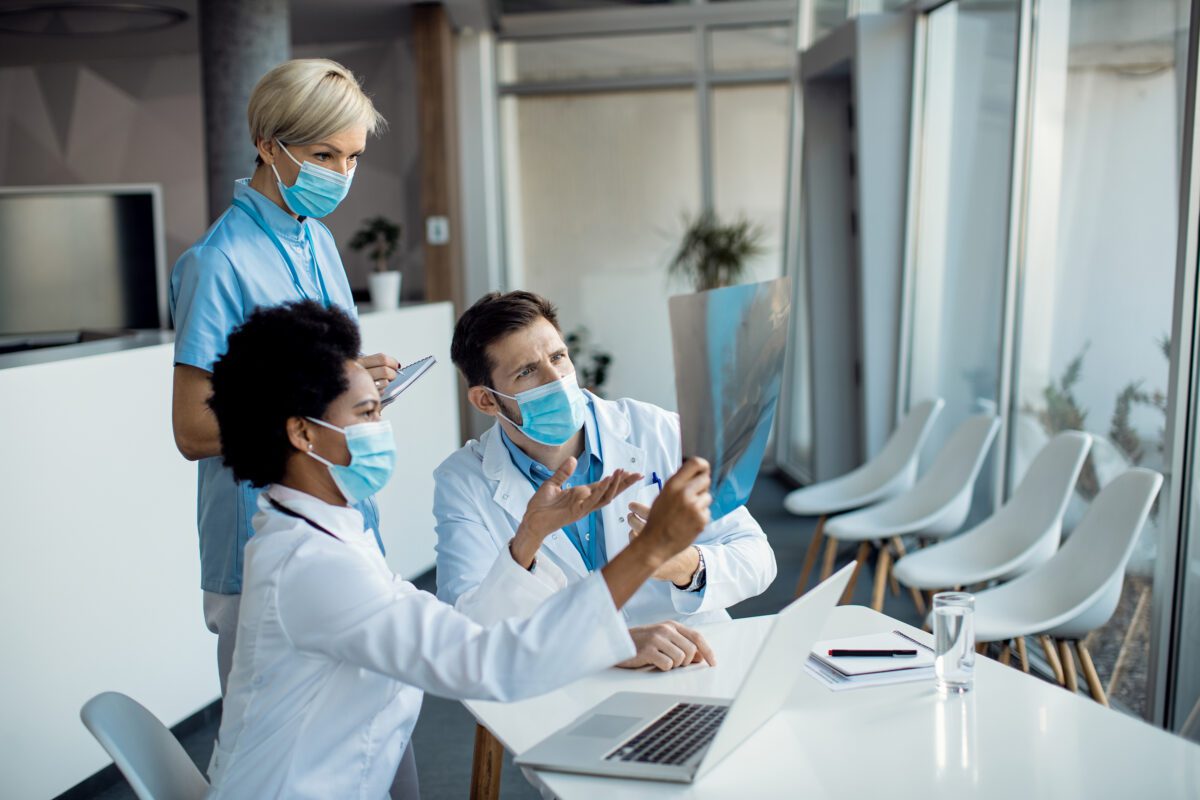 groupe-de-medecins-cooperant-tout-en-examinant-la-radiographie-d-un-patient-a-l-hopital-1200x800.jpg