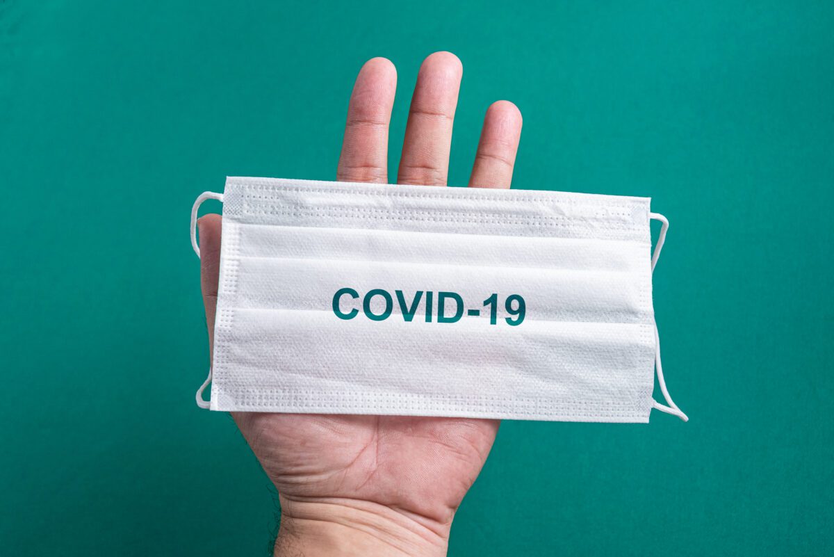 main-d-homme-tenant-un-masque-chirurgical-1200x801.jpg