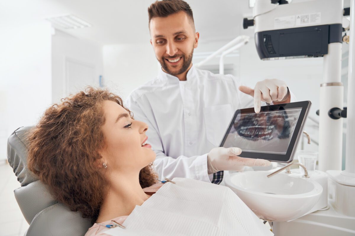medecin-de-sexe-masculin-montrant-des-images-radiographiques-de-dents-sur-tablette-1200x800.jpg